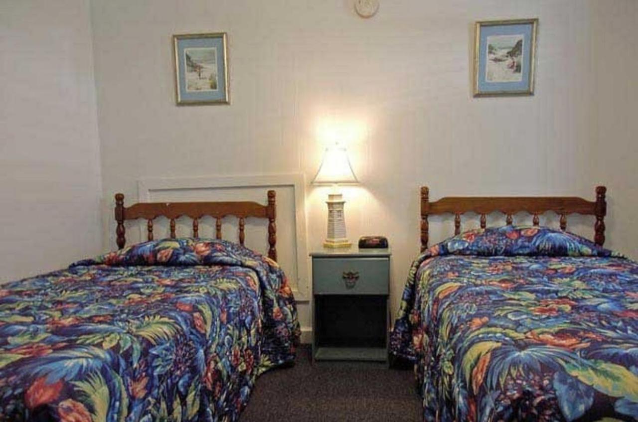Carriage House Motel Cottages & Suites Уелс Екстериор снимка