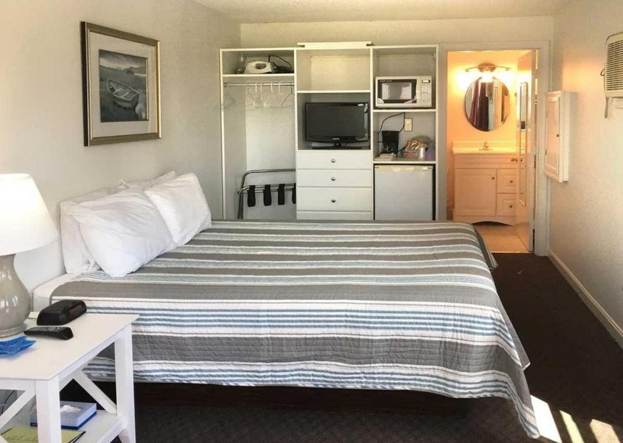 Carriage House Motel Cottages & Suites Уелс Екстериор снимка
