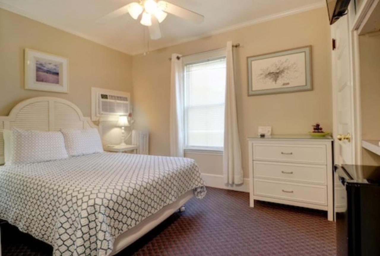 Carriage House Motel Cottages & Suites Уелс Екстериор снимка