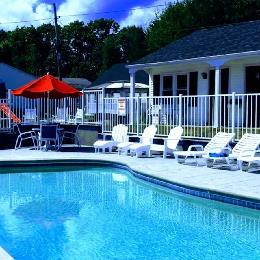 Carriage House Motel Cottages & Suites Уелс Екстериор снимка