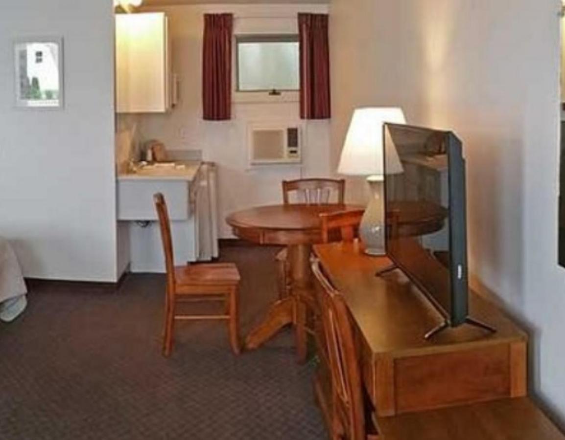 Carriage House Motel Cottages & Suites Уелс Екстериор снимка