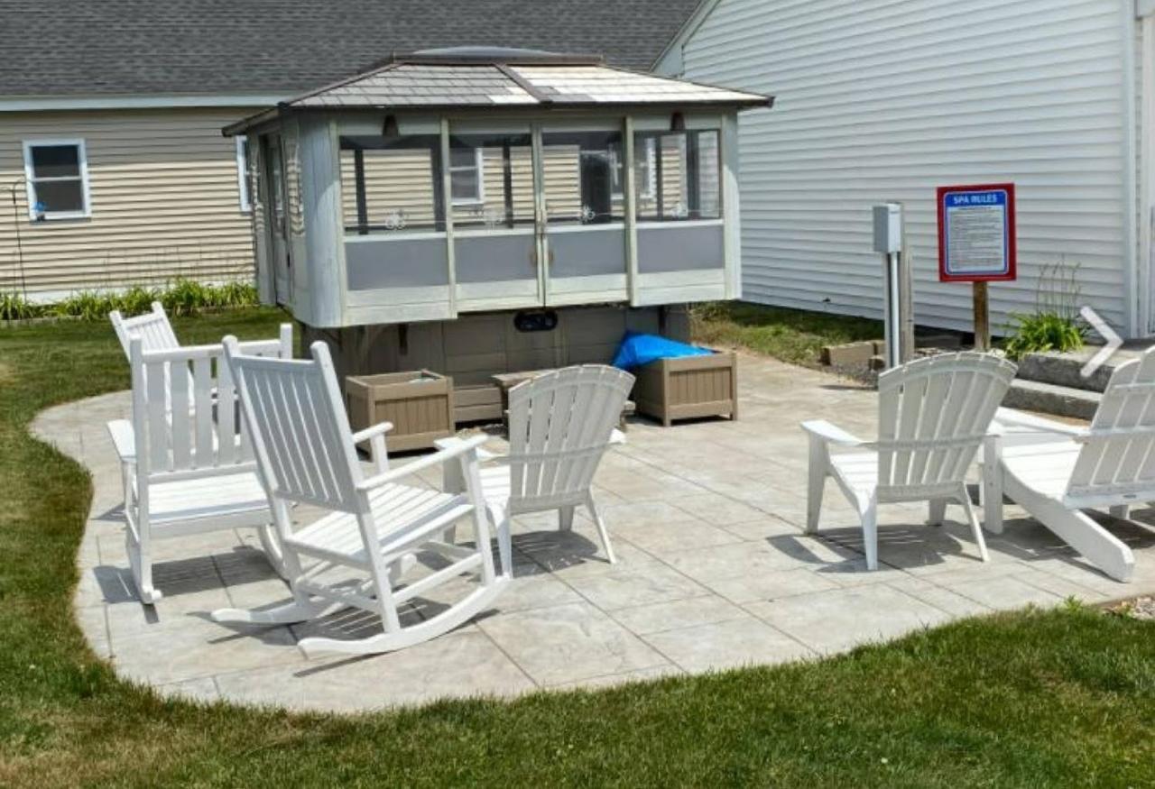 Carriage House Motel Cottages & Suites Уелс Екстериор снимка