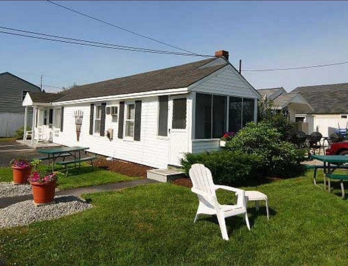 Carriage House Motel Cottages & Suites Уелс Екстериор снимка