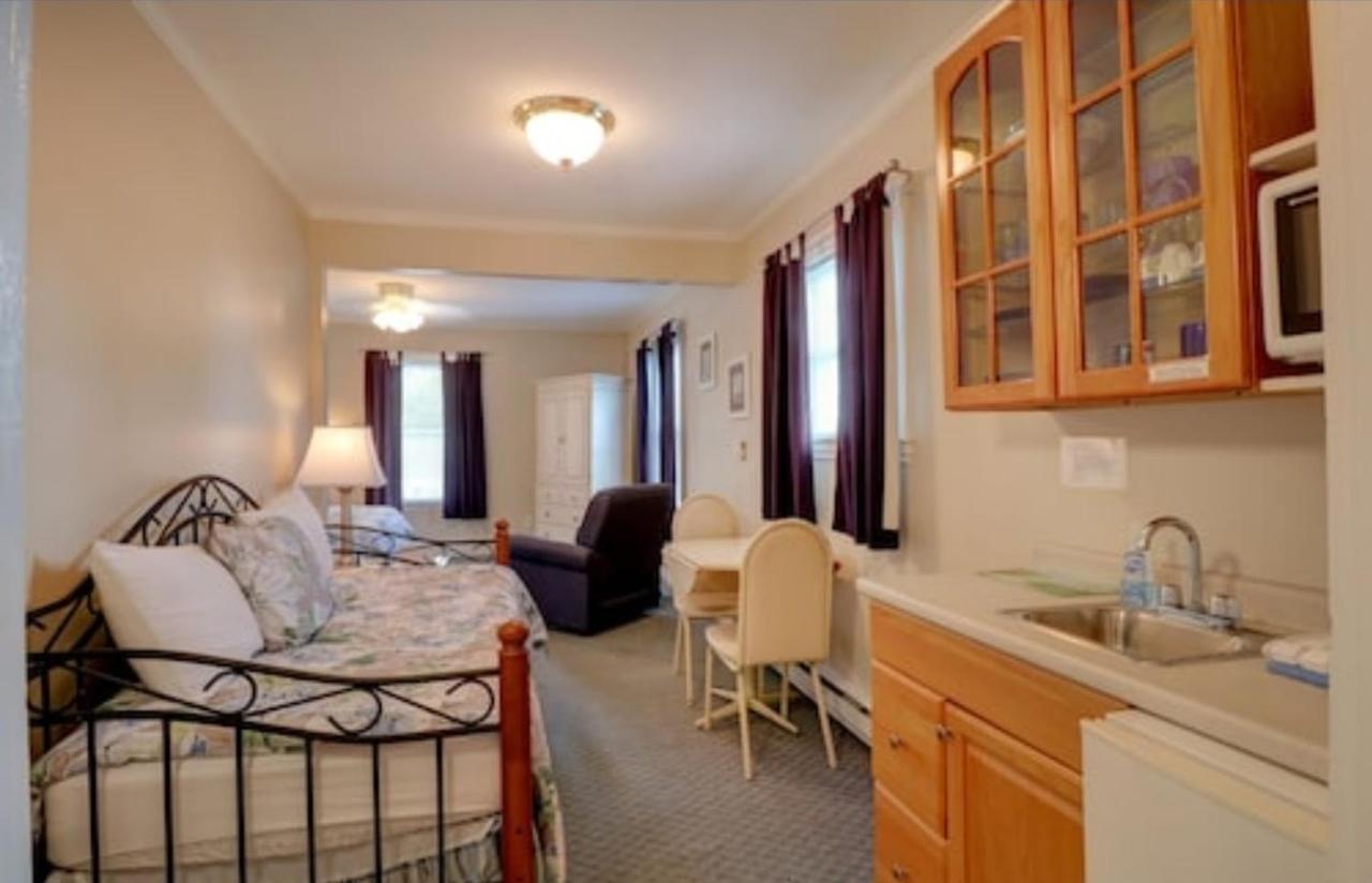 Carriage House Motel Cottages & Suites Уелс Екстериор снимка