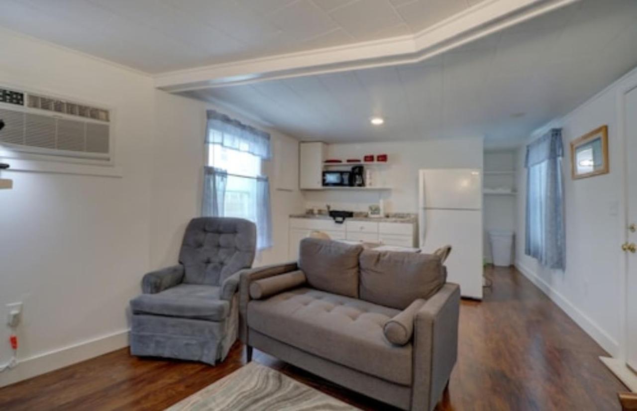 Carriage House Motel Cottages & Suites Уелс Екстериор снимка