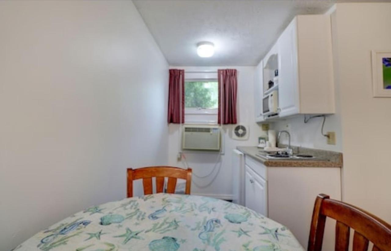 Carriage House Motel Cottages & Suites Уелс Екстериор снимка